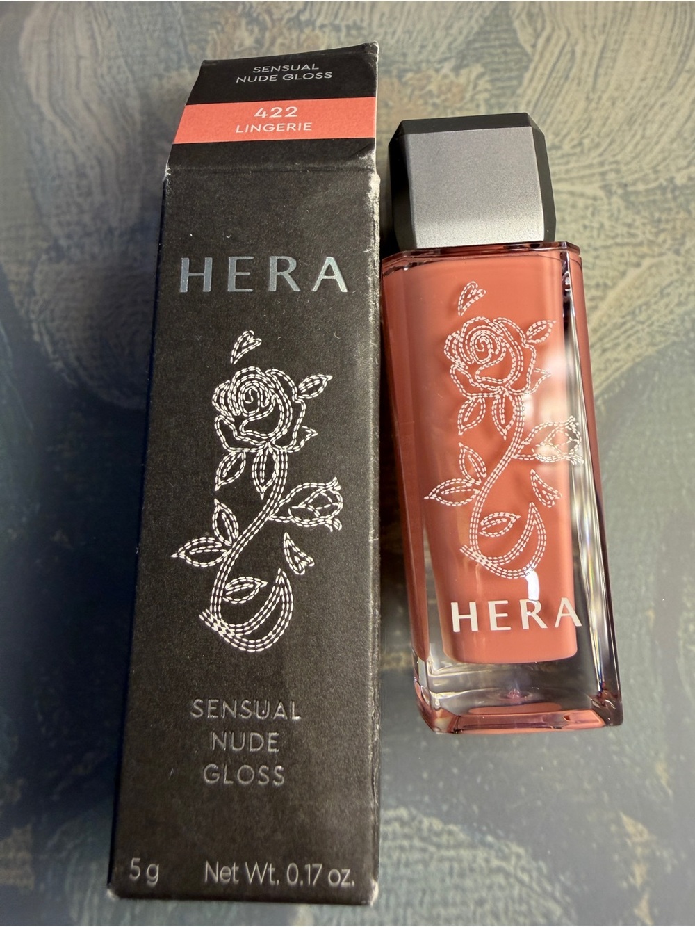 Hera Sensual Nude Gloss 422 Lingerie - Lightweight Pink Lip Gloss